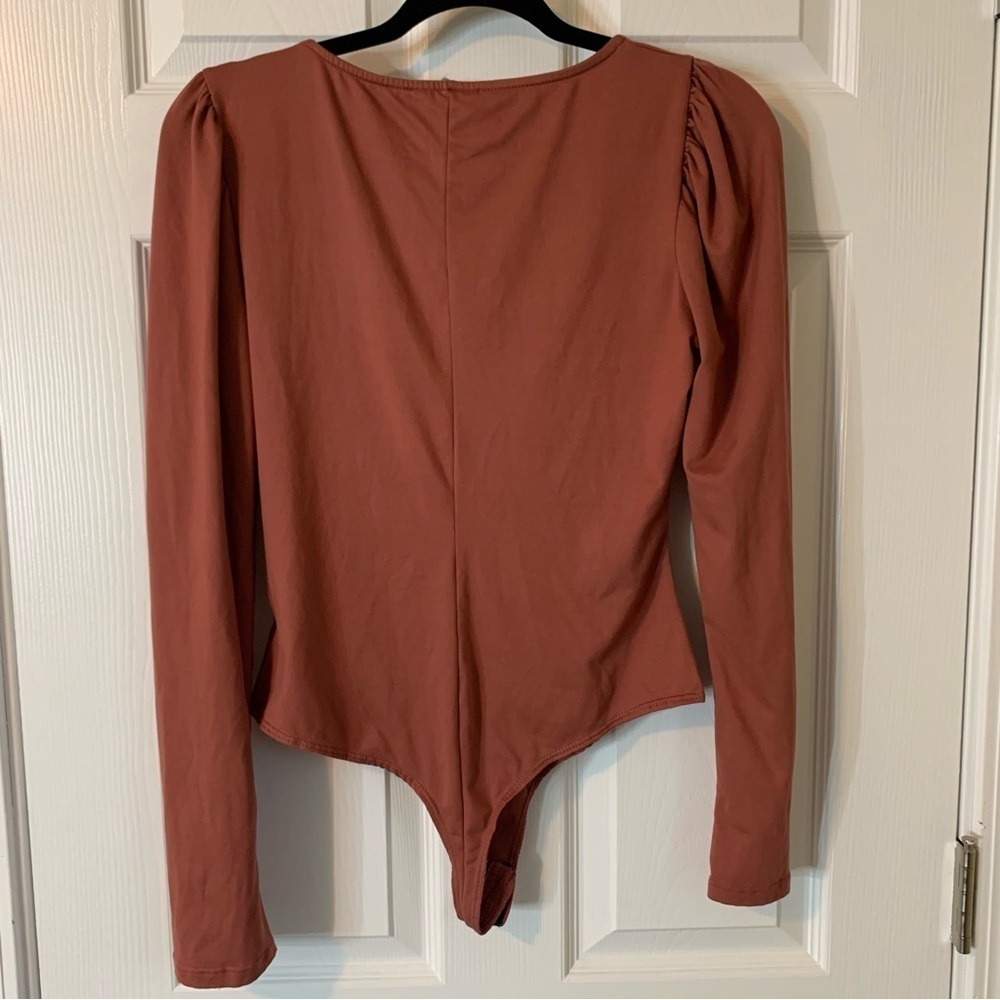 Sadie & Sage Puff Shoulder Long Sleeve Solid Neutral Brick Red Bodysuit, size L - Picture 6 of 7